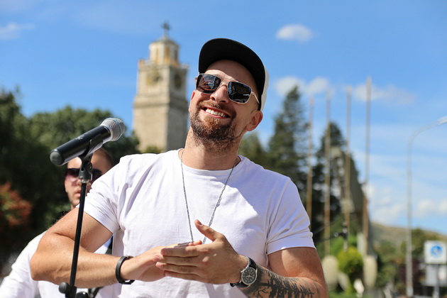 viktor-apostolovski-za-rodniot-grad-bitola-ima-ogromna-dusha-toa-sekogash-me-vleche-doma-03_copy.jpg