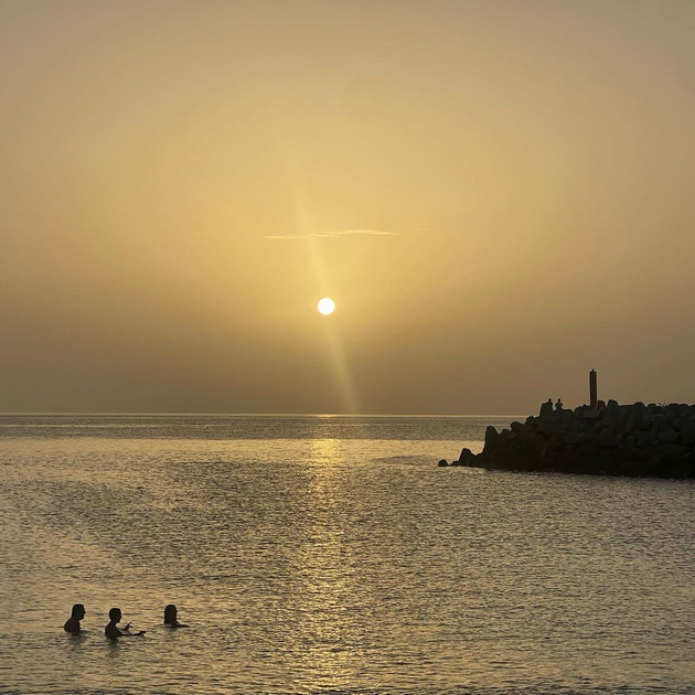 kosharkarkata-edina-musa-na-odmor-vo-afrika-pozira-vo-bikini-i-pokazha-kako-izgleda-zhivotot-na-lokalnoto-naselenie-foto-07.jpg