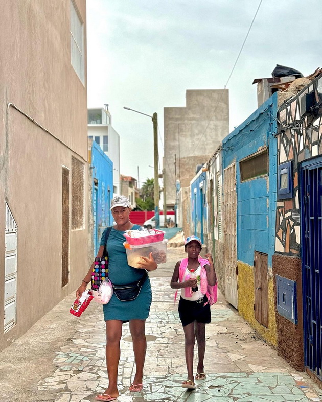 kosharkarkata-edina-musa-na-odmor-vo-afrika-pozira-vo-bikini-i-pokazha-kako-izgleda-zhivotot-na-lokalnoto-naselenie-foto-23.jpg