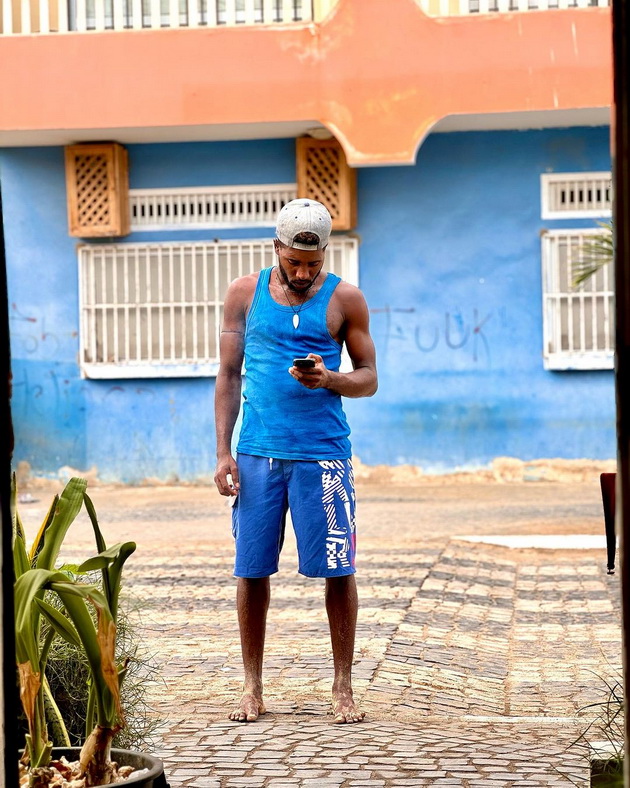 kosharkarkata-edina-musa-na-odmor-vo-afrika-pozira-vo-bikini-i-pokazha-kako-izgleda-zhivotot-na-lokalnoto-naselenie-foto-24.jpg