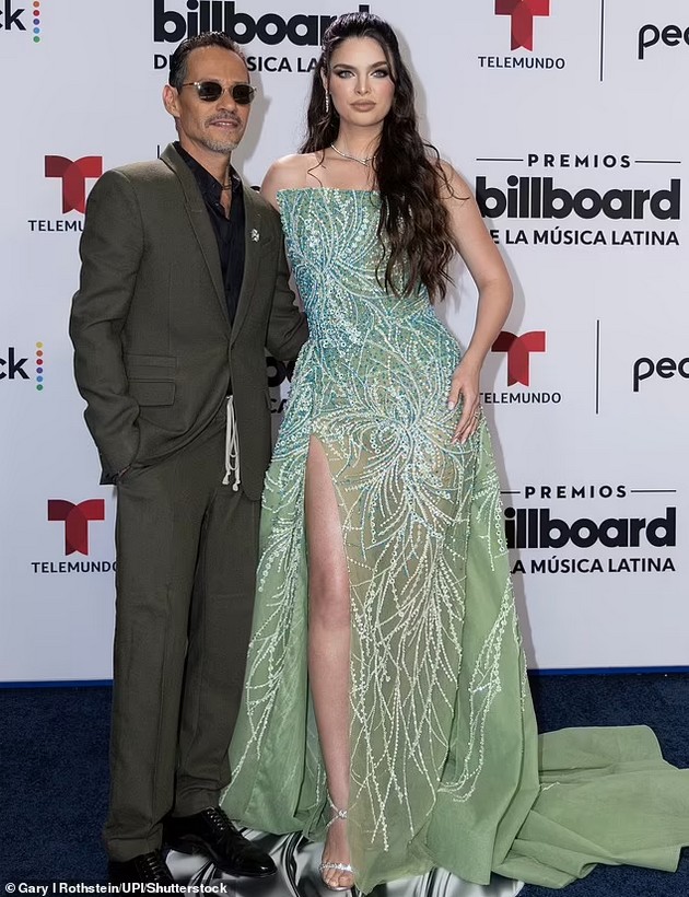 mark-entoni-ja-baknuva-24-godishanta-sopruga-a-paris-hilton-blesna-vo-fustan-so-kristali-na-billboard-latin-music-awards-foto-08.jpg