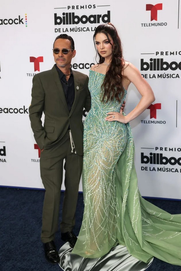 mark-entoni-ja-baknuva-24-godishnata-sopruga-a-paris-hilton-blesna-vo-fustan-so-kristali-na-billboard-latin-music-awards-2023-foto009.jpg