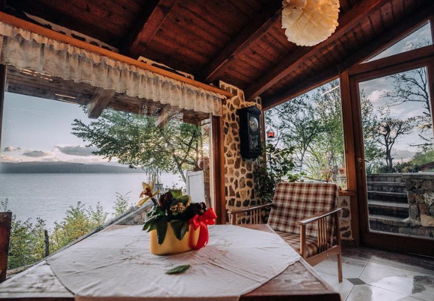 mestence-vo-ohrid-e-vistinska-esenska-bajka-foto-02_copy.jpg
