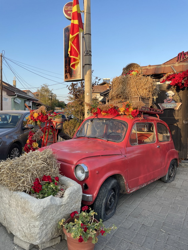 restoran-vo-sveti-nikole-e-vistinska-esenska-bajka-so-tikvi-suvo-cvekje-i-seno-foto-03.jpg