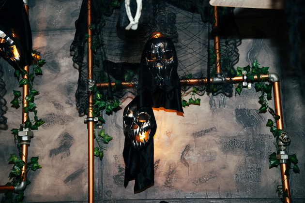 lokal-vo-delchevo-e-scena-od-koshmarite-za-halloween-so-krv-po-dzidovite-pajazhina-i-kosturski-glavi-foto-02.jpg