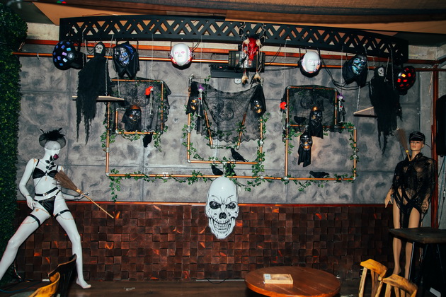 lokal-vo-delchevo-e-scena-od-koshmarite-za-halloween-so-krv-po-dzidovite-pajazhina-i-kosturski-glavi-foto-03.jpg