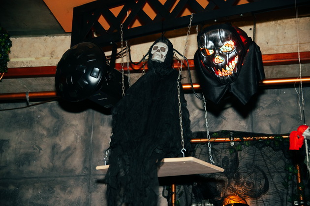 lokal-vo-delchevo-e-scena-od-koshmarite-za-halloween-so-krv-po-dzidovite-pajazhina-i-kosturski-glavi-foto-08.jpg