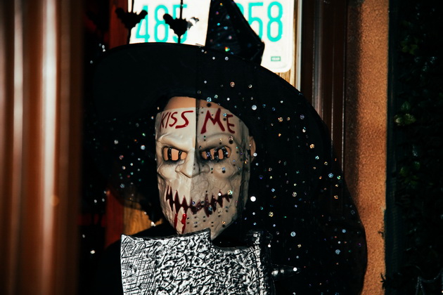 lokal-vo-delchevo-e-scena-od-koshmarite-za-halloween-so-krv-po-dzidovite-pajazhina-i-kosturski-glavi-foto-09.jpg