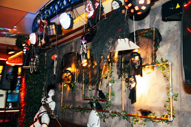 lokal-vo-delchevo-e-scena-od-koshmarite-za-halloween-so-krv-po-dzidovite-pajazhina-i-kosturski-glavi-foto-11.jpg