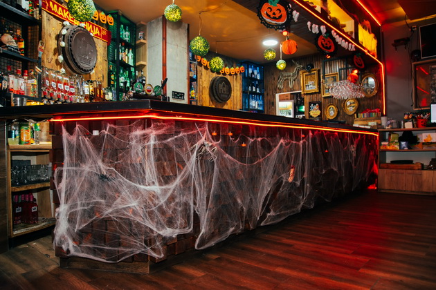 lokal-vo-delchevo-e-scena-od-koshmarite-za-halloween-so-krv-po-dzidovite-pajazhina-i-kosturski-glavi-foto-17.jpg