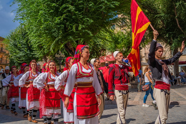 makedonskite-narodni-nosii-minato-izvezeno-na-volna-vo-crvena-i-crna-boja-03.jpg