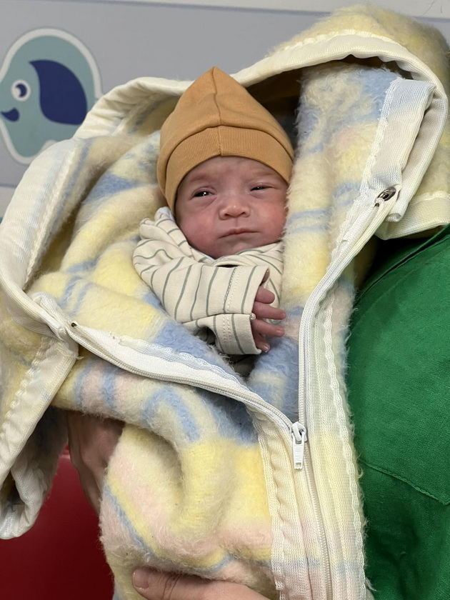 mal-borec-bebe-od-samo-940g-rodeno-na-klinikata-za-ginekologija-vo-skopje-si-zamina-doma-teshko-2kg-04.jpg