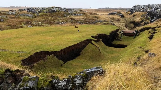 gratche-vo-island-mozhe-da-bide-unishteno-od-vulkan-po-niza-zemjotresi-foto-video-02.jpg