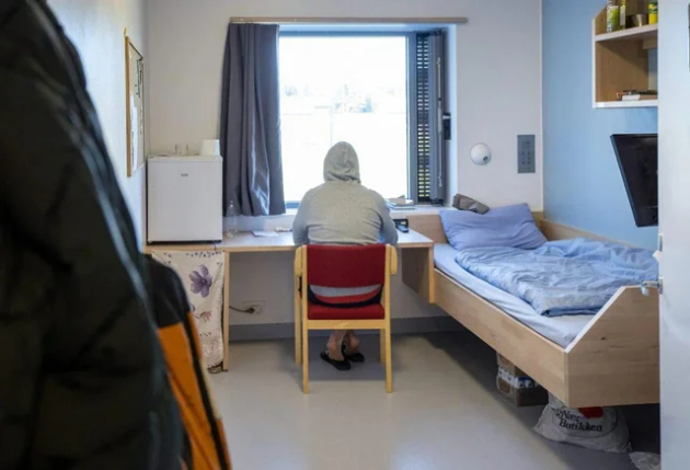 go-smestija-vo-zatvor-so-pogled-na-ostrovot-utoja-kade-ubi-69-lugje-se-zhali-na-nehumani-uslovi-kako-izgleda-denes-anders-brejvik-12.jpg