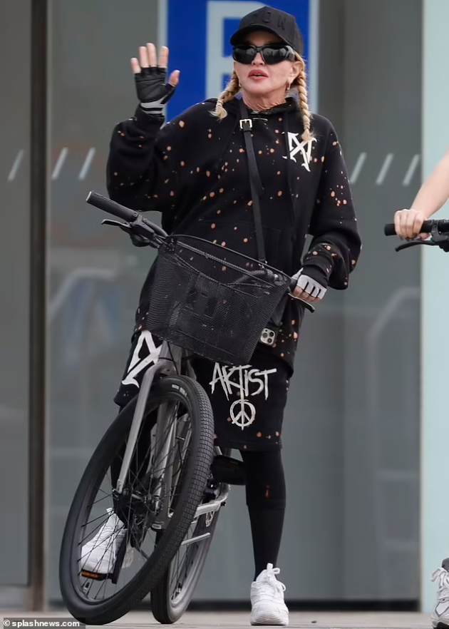 madona-na-velosiped-ja-pokazha-nabranata-kozha-na-vratot-amber-herd-so-kjerkata-na-halloween-foto-dokazi-deka-i-dzvezdite-se-obichni-lugje-11.jpg