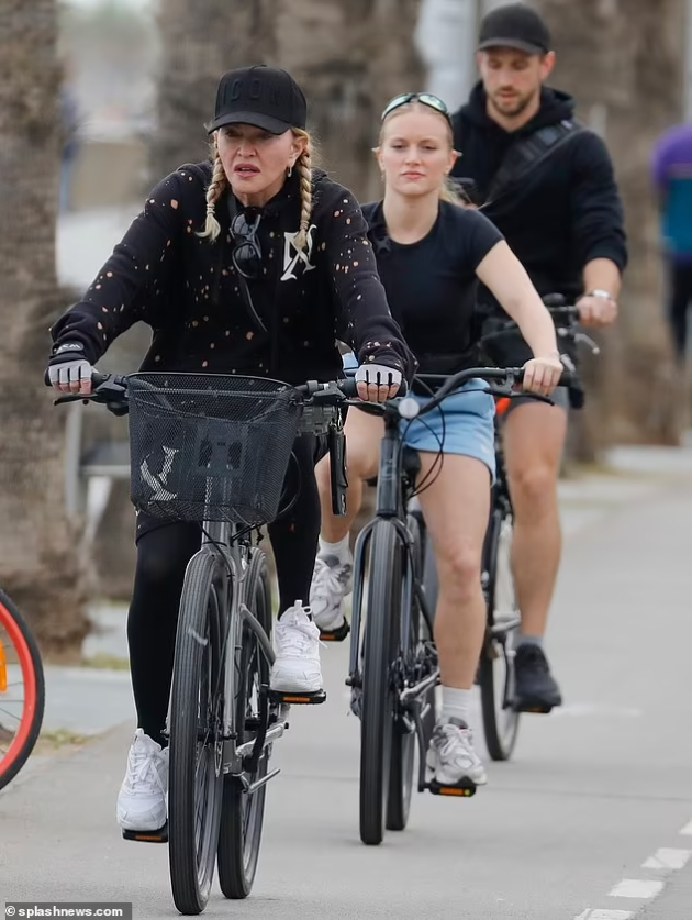 madona-na-velosiped-ja-pokazha-nabranata-kozha-na-vratot-amber-herd-so-kjerkata-na-halloween-foto-dokazi-deka-i-dzvezdite-se-obichni-lugje-14.jpg