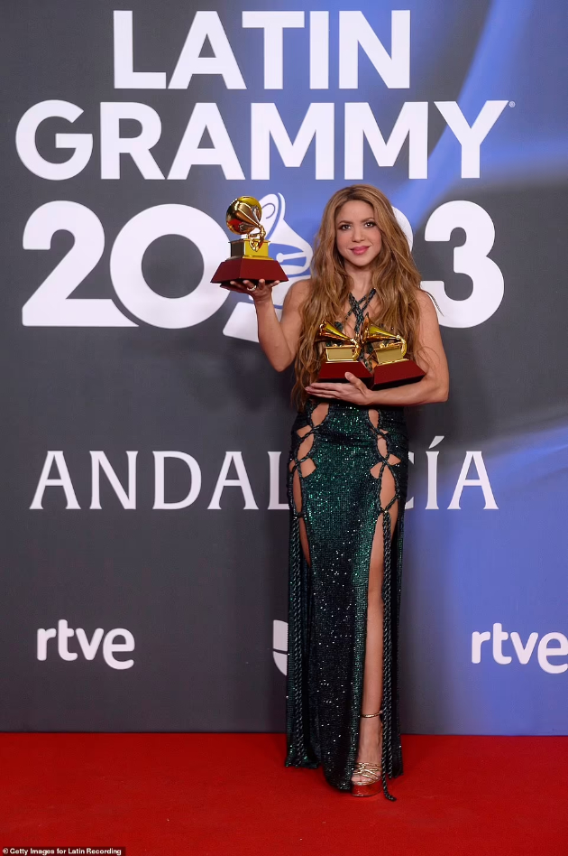 maluma-ja-baknuva-bremenata-devojka-shakira-so-sinovite-dzvezdite-na-latin-grammy-awards-2023-14.jpg