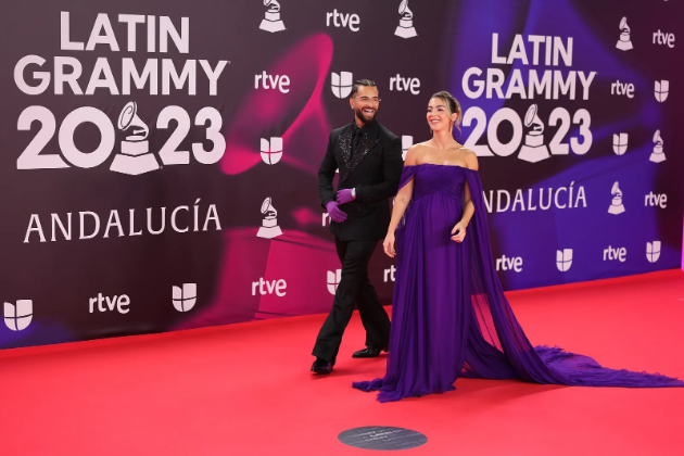 maluma-ja-baknuva-bremenata-devojka-shakira-so-sinovite-dzvezdite-na-latin-grammy-awards-2023-15.jpg