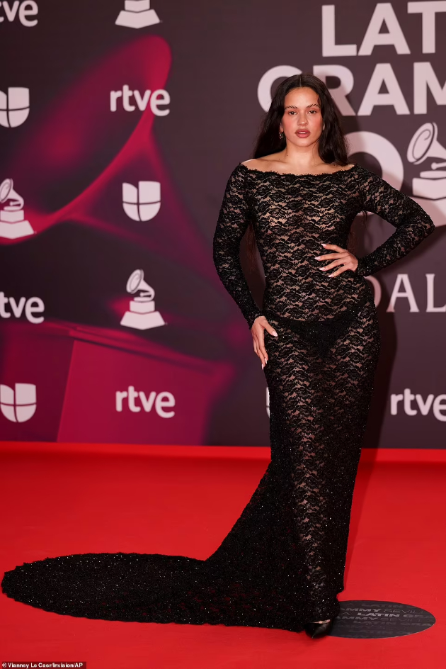 maluma-ja-baknuva-bremenata-devojka-shakira-so-sinovite-dzvezdite-na-latin-grammy-awards-2023-18.jpg