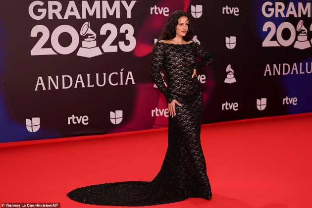 maluma-ja-baknuva-bremenata-devojka-shakira-so-sinovite-dzvezdite-na-latin-grammy-awards-2023-19.jpg