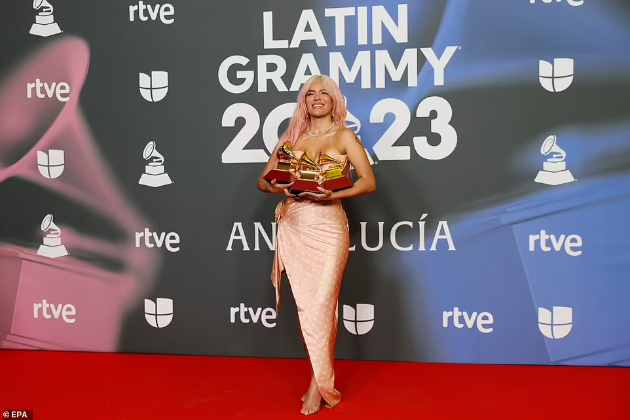 maluma-ja-baknuva-bremenata-devojka-shakira-so-sinovite-dzvezdite-na-latin-grammy-awards-2023-23.jpg