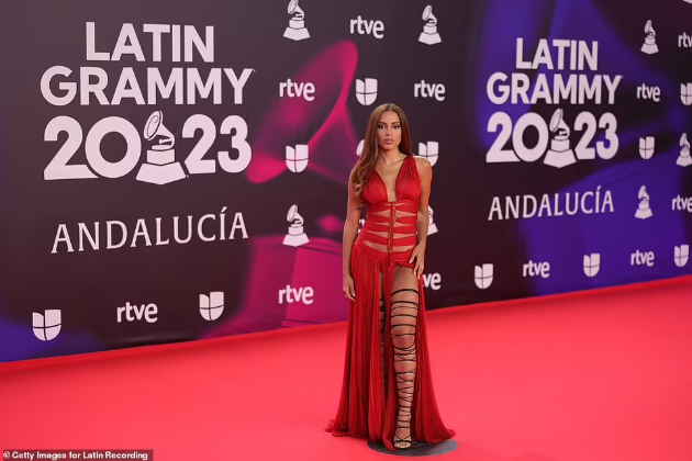 maluma-ja-baknuva-bremenata-devojka-shakira-so-sinovite-dzvezdite-na-latin-grammy-awards-2023-26.jpg