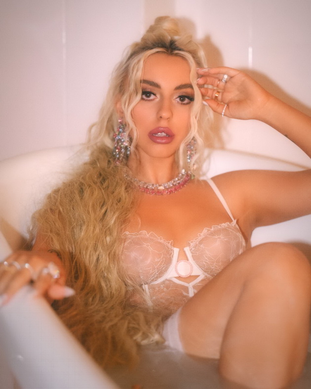 antonia-gigovska-seksi-vo-korset-od-tantela-chetiri-meseci-po-poroduvanjeto-foto-02.jpg