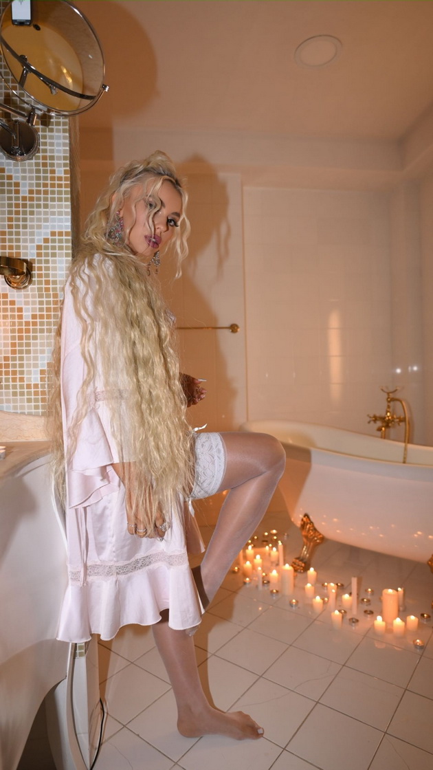 antonia-gigovska-seksi-vo-korset-od-tantela-chetiri-meseci-po-poroduvanjeto-foto-06.jpg
