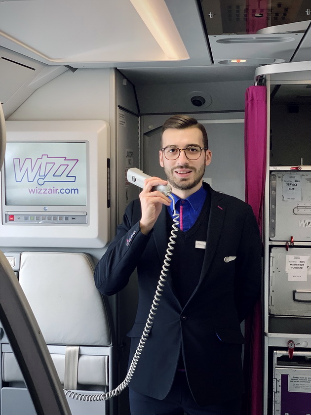 ilija-kanikovski-stjuard-vo-wizzair-ova-ne-e-samo-zhenska-profesija-iritira-koga-patnicite-ne-gi-pochituvaat-pravilata-za-bezbednost-19.jpg