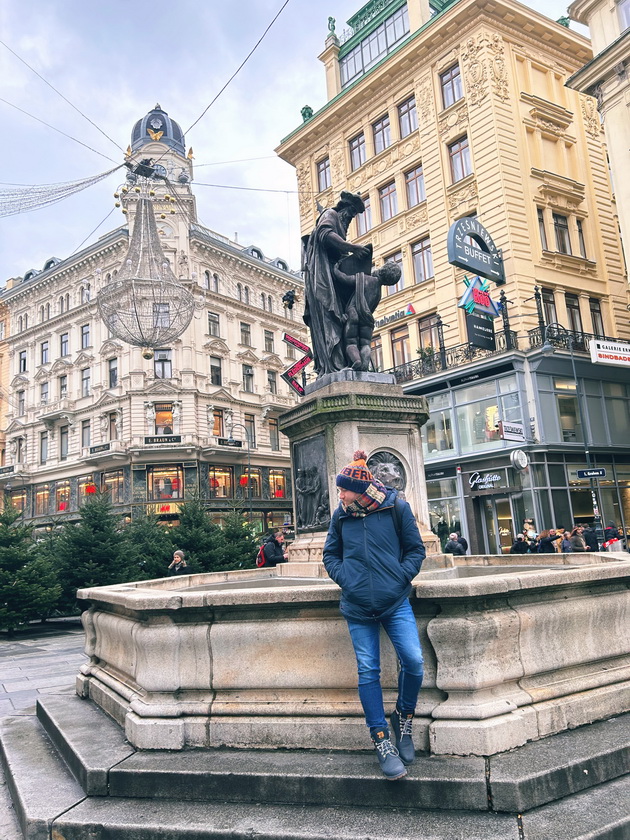 jovica-od-skopje-go-poseti-bozhikjniot-market-vo-viena-sekade-mirisa-na-greeno-vino-i-cimet-lichi-na-bajka-od-dizni-20.jpg