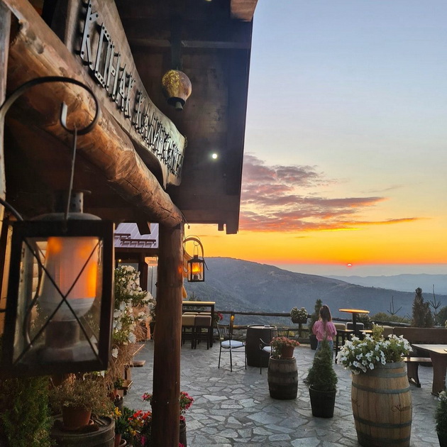 restoran-vo-kriva-palanka-so-hrizantemi-i-ukrasni-tikvi-e-vistinska-esenska-bajka-foto-video-02.jpg