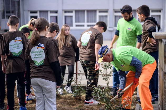 so-donacija-od-dm-drogerie-markt-ou-nikola-vapcarov-od-strumica-dobi-novo-hortikulturno-ureduvanje-na-ucilisniot-dvor-03.jpg