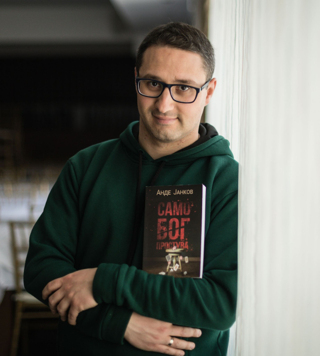 ande jankov avtor na krimi romani preku knigite go otslikuvam ona sto e gnilo vo naseto opstestvo no i kako moze istoto da se promeni 5