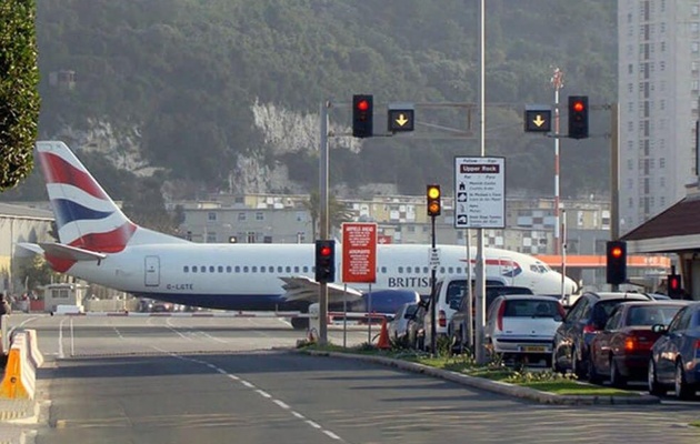 edni-od-najopasnite-aerodromi-vo-svetot-koi-se-predizvik-i-za-najiskusnite-piloti-vo-svetot-10.jpg