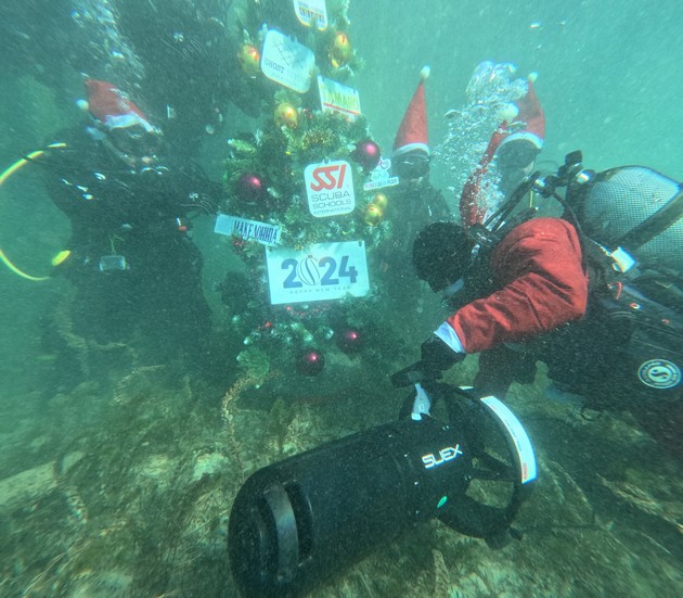 i-godinava-ukrasena-podvodnata-elka-vo-ohridskoto-ezero-nurkachite-im-ja-posvetija-na-dechinjata-so-retki-bolesti-foto-06.jpg