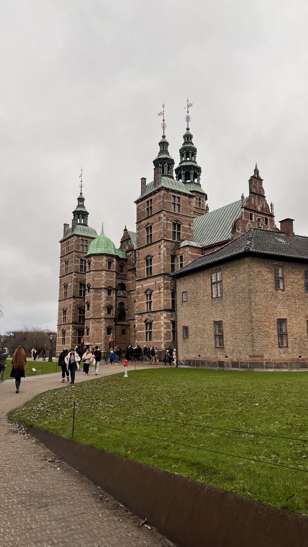 milena-od-kumanovo-za-posetata-na-kopenhagen-parkot-tivoli-e-magichen-no-skap-samo-vleznicata-chini-1-400-denari-12.jpg