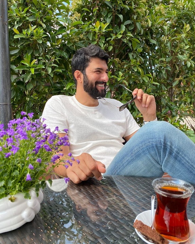 najposakuvan-turski-ergen-glasini-deka-zaradi-nego-demet-ozdemir-se-razvela-fakti-za-turskiot-akter-engin-akjurek-11.jpg