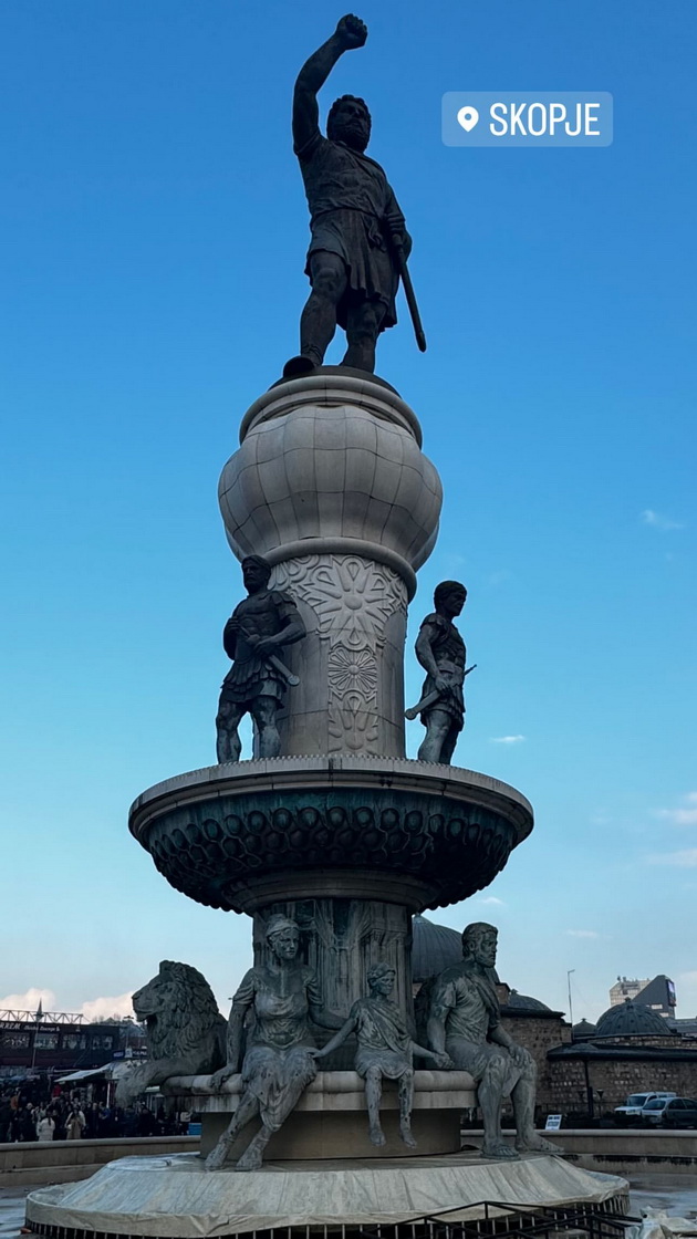 ama-si-smrznala-najpoznatata-srpska-tiktoterka-pozira-vo-minijaturni-autfiti-vo-ohrid-04.jpg