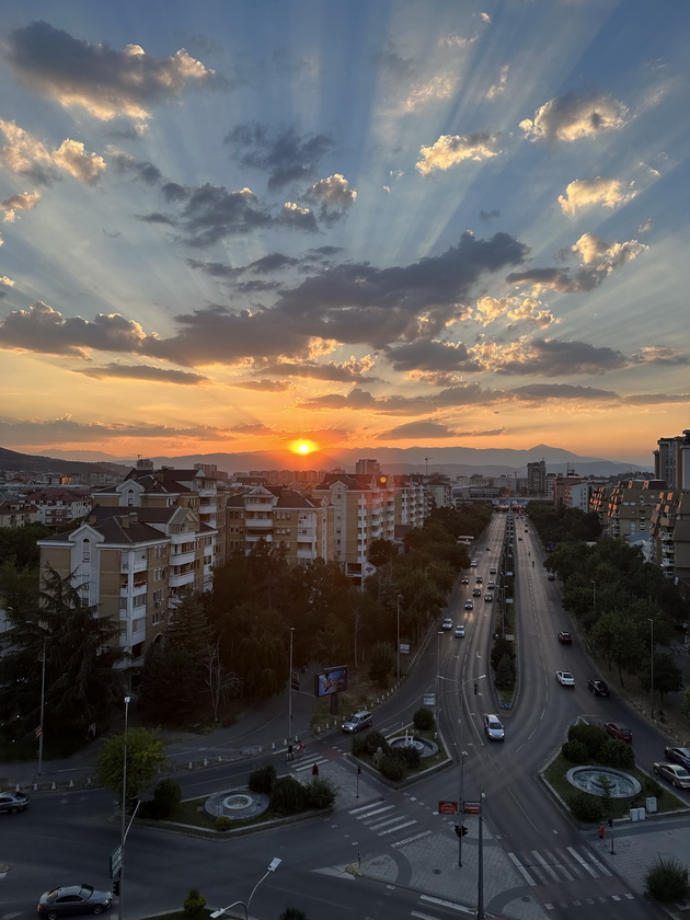 vo-domot-na-marija-i-nikola-vo-skopje-stan-vo-skandinavski-stil-so-rachno-izraboteni-elementi-i-mural-vo-detskata-soba-14.jpg