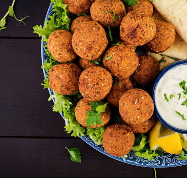 recept-za-falafel-krckavi-kjoftinja-od-leblebija-koi-mozhe-da-gi-jadete-i-kako-meze-02.jpg