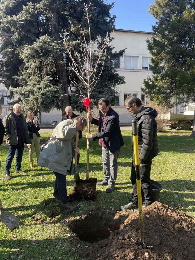 profesorite-sadat-zbogatuvanje-na-dendroparkot-na-fakultetot-za-shumarski-nauki-pejzazhna-arhitektura-i-ekoinzhenering-hans-em-vo-skopje-so-novi-vidovi-drvja-i-grmushki-02.jpg