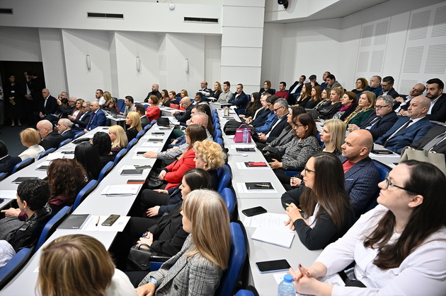 semos-edukacija-i-masit-gi-zdruzhija-silite-da-im-ovozmozhat-na-makedonskite-kompanii-pobrz-pristap-do-znaenje-za-veshtachkata-inteligencija-05.jpg