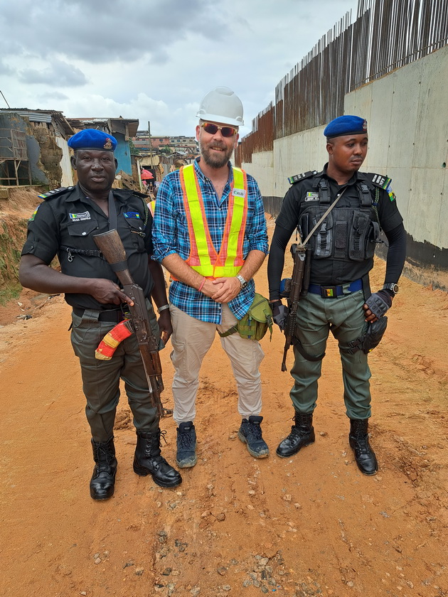 milosh-boev-rabotam-vo-nigerija-kako-inzhener-policija-so-oruzhje-me-chuva-24-7-edvaj-se-naviknav-12.jpg