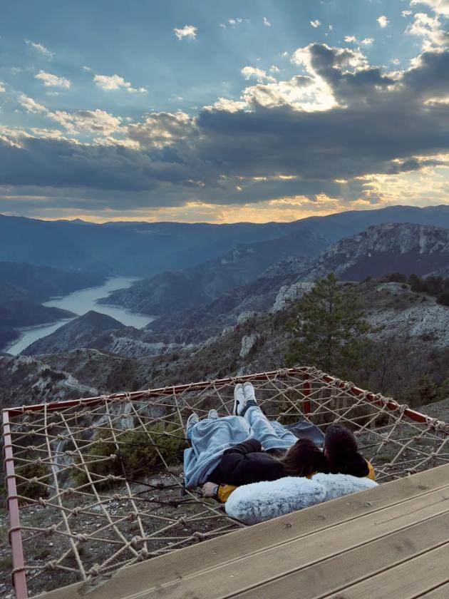 ne-e-laponija-skopje-e-iglu-smestuvanje-srede-divina-so-pogled-na-ezeroto-kozjak-foto-05.jpg