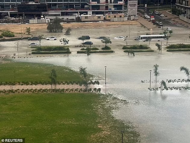 apokaliptichni-sceni-od-poplavata-vo-dubai-garnitura-leta-od-terasata-lugje-se-krijat-na-aerodromot-foto-video-04.jpg