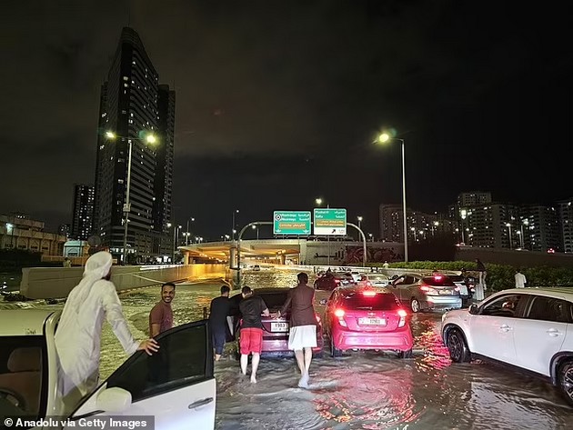 apokaliptichni-sceni-od-poplavata-vo-dubai-garnitura-leta-od-terasata-lugje-se-krijat-na-aerodromot-foto-video-05.jpg