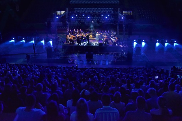 nu-kameren-orkestar-so-spektakularen-koncert-makedonska-rok-simfonija-vo-sportskata-sala-boro-churlevski-vo-bitola-02.jpg