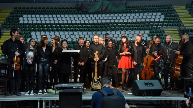 nu-kameren-orkestar-so-spektakularen-koncert-makedonska-rok-simfonija-vo-sportskata-sala-boro-churlevski-vo-bitola-14.jpg