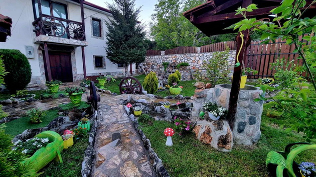 dvorche-vo-demirhisarsko-e-vistinski-raj-za-ochi-dragan-petkovski-10-godini-naporno-rabotel-za-da-go-uredi-12.JPG