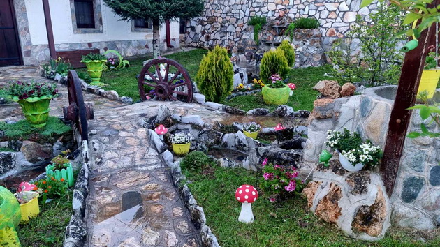 dvorche-vo-demirhisarsko-e-vistinski-raj-za-ochi-dragan-petkovski-10-godini-naporno-rabotel-za-da-go-uredi-15.JPG